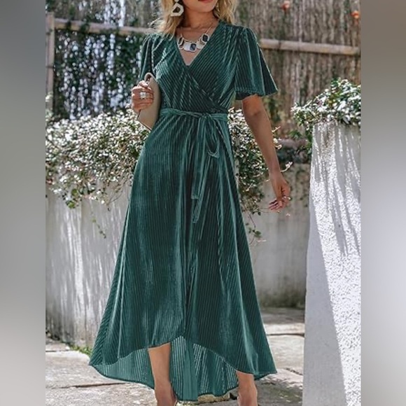 Elegant Green Velvet Wrap Dress - Picture 1 of 8